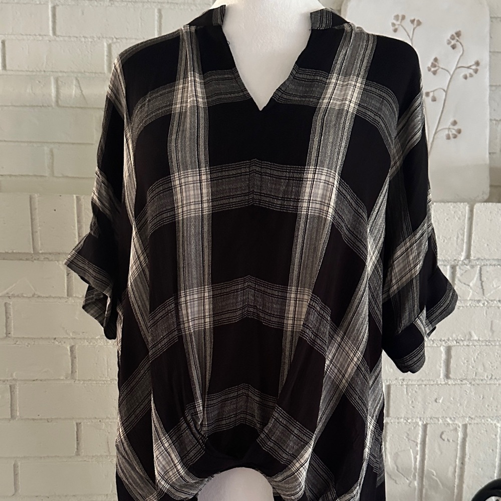 Universal Thread Black & White Plaid V-Neck Dolman Top